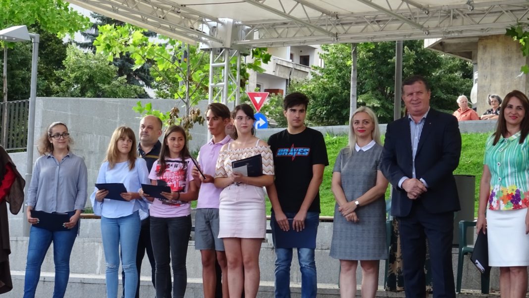 Primăria Râmnicu Vâlcea oferă un sprijin financiar elevilor merituoşi ai Colegiului Naţional Mircea cel Bătrân