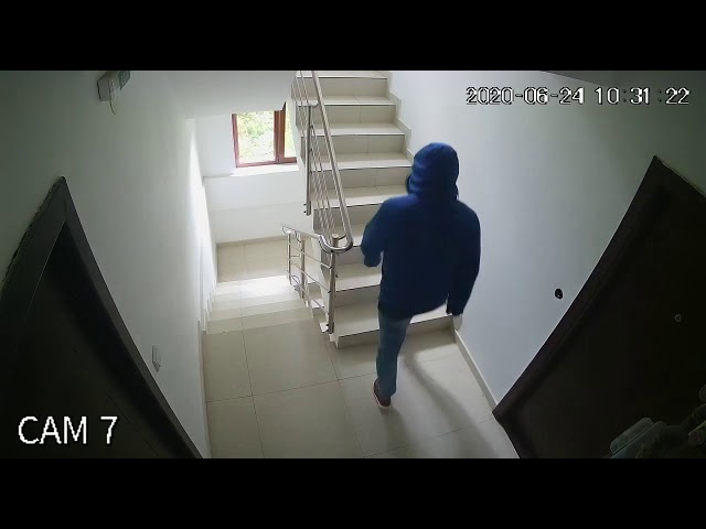 Filmările cu bărbatul care încerca la ușile apartamentelor din Brazdă