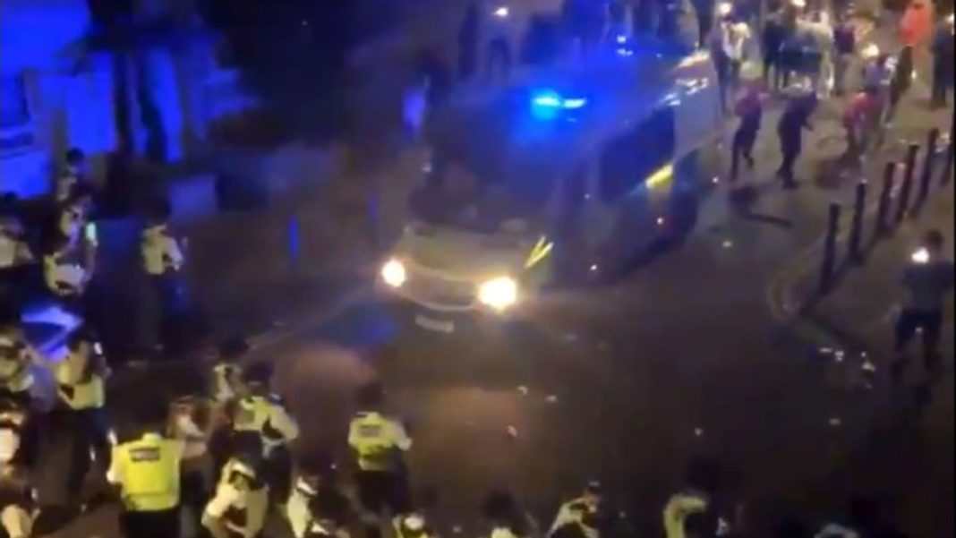 Cincisprezece ofițeri au fost răniți și mașinile poliției au fost distruse în timp ce încercau să disperseze o petrecere din Brixton