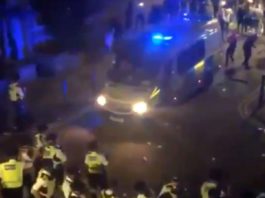 Cincisprezece ofițeri au fost răniți și mașinile poliției au fost distruse în timp ce încercau să disperseze o petrecere din Brixton
