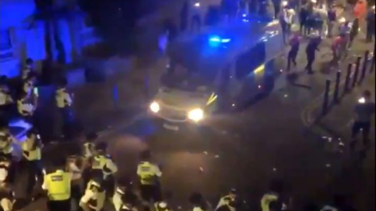 Marea Britanie: 15 ofițeri de poliție, răniți în urma unei petreceri în stradă