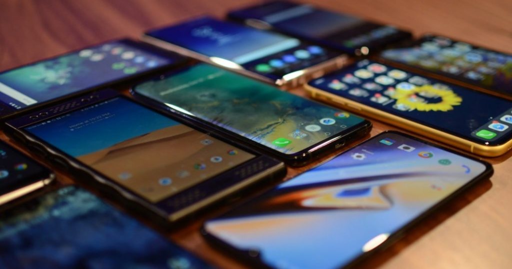 Poliţiştii caută un hoţ care a furat 7 telefoane de la un amanet