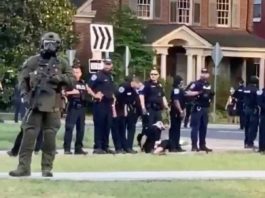 VIDEO SUA: Protestatar încătușat, scuipat de un polițist
