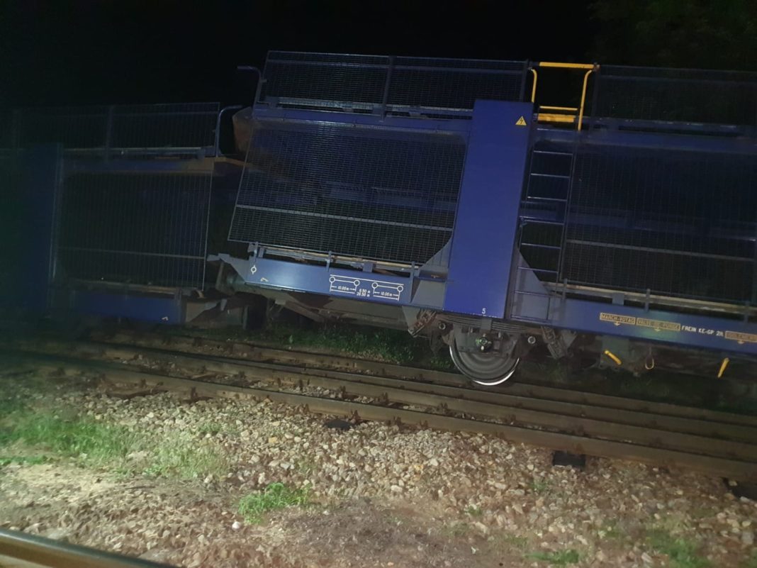 Trei vagoane ale unui tren de marfă au deraiat