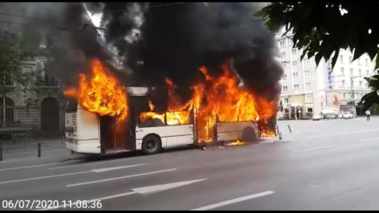 VIDEO: Troleibuz în flăcări în centrul Bucureștiului