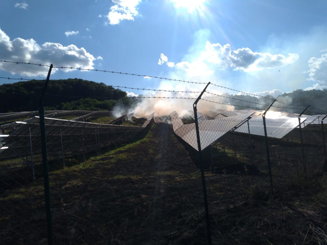 Un incendiu a avut loc în această după amiază la un parc de panouri fotovoltaice si anexele acestuia, în comuna Șirineasa