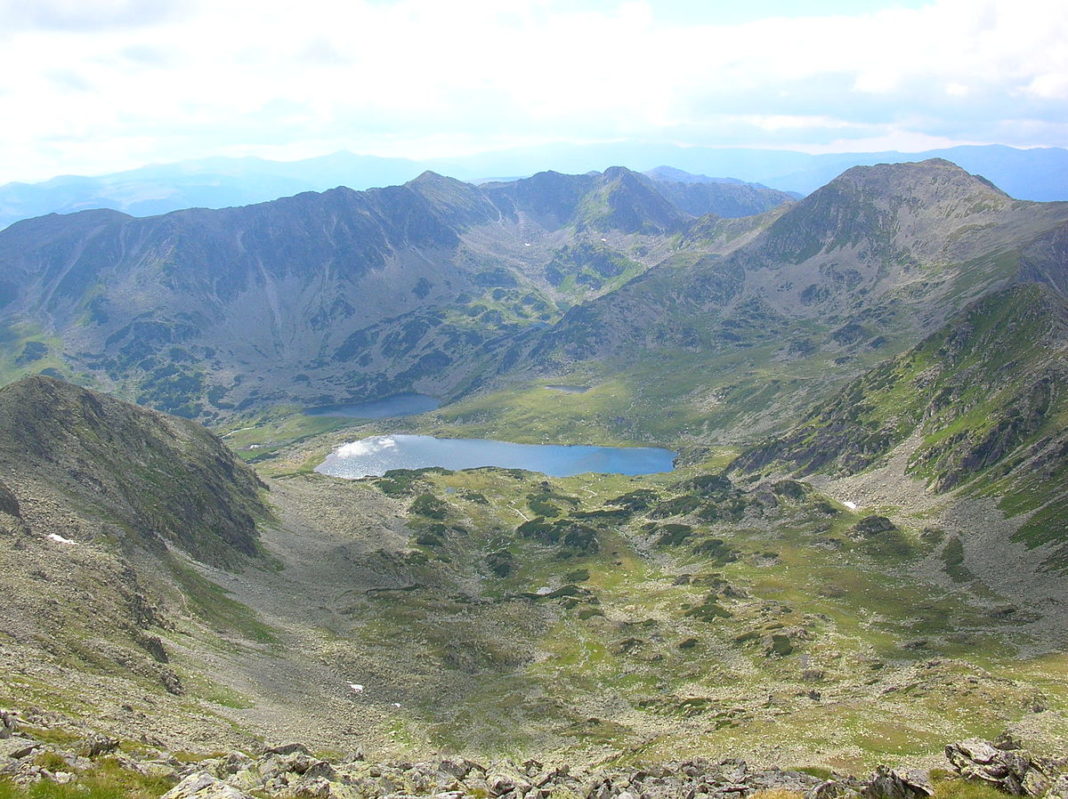 1200px-Retezat-bucura-peleaga Un turist a decedat lângă lacul Bucura din Retezat