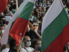 Protestatarii bulgari au atact o mașină cu doi copii la bord
