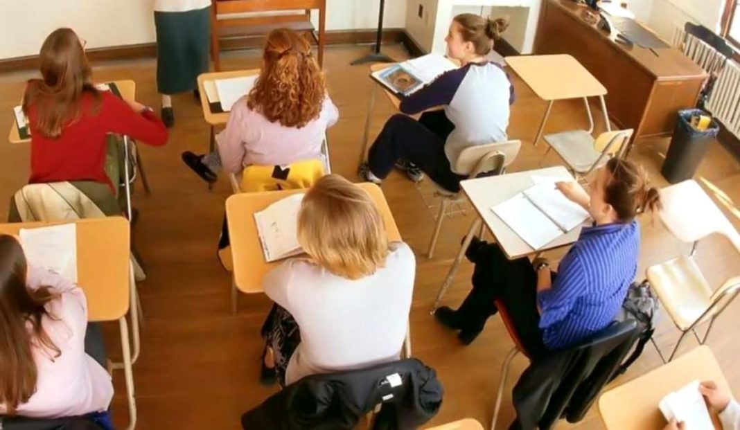 Zeci de cadre didactice, prinse copiind la examenul de titularizare