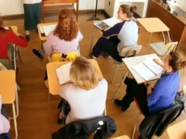 Zeci de cadre didactice, prinse copiind la examenul de titularizare