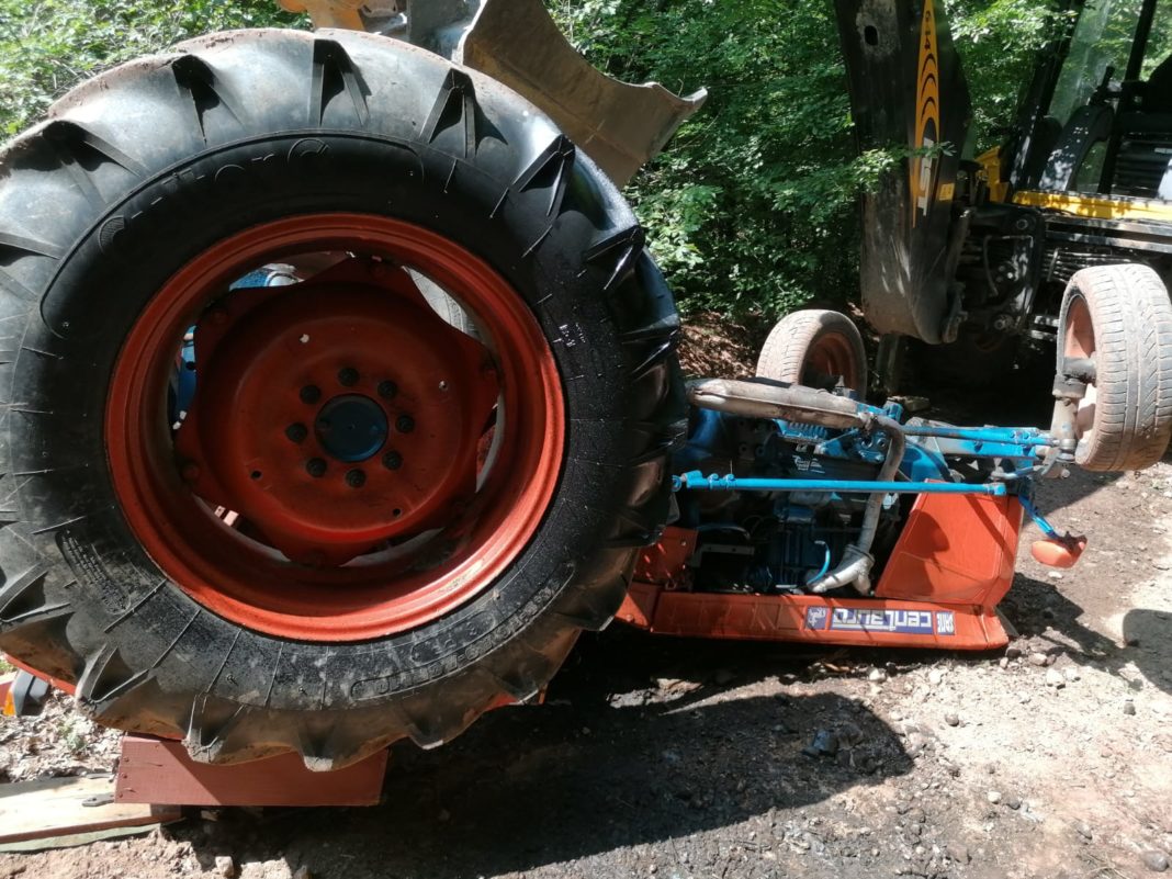 A murit strivită de cabina unui tractor