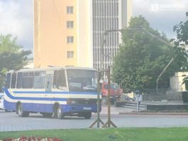 Un bărbat ține 20 de ostatici, într-un autobuz în Luțk