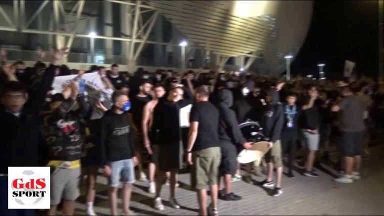 Atmosferă de vis în Bănie. Fanii au cântat și au petrecut în fața stadionului după victoria cu FCSB