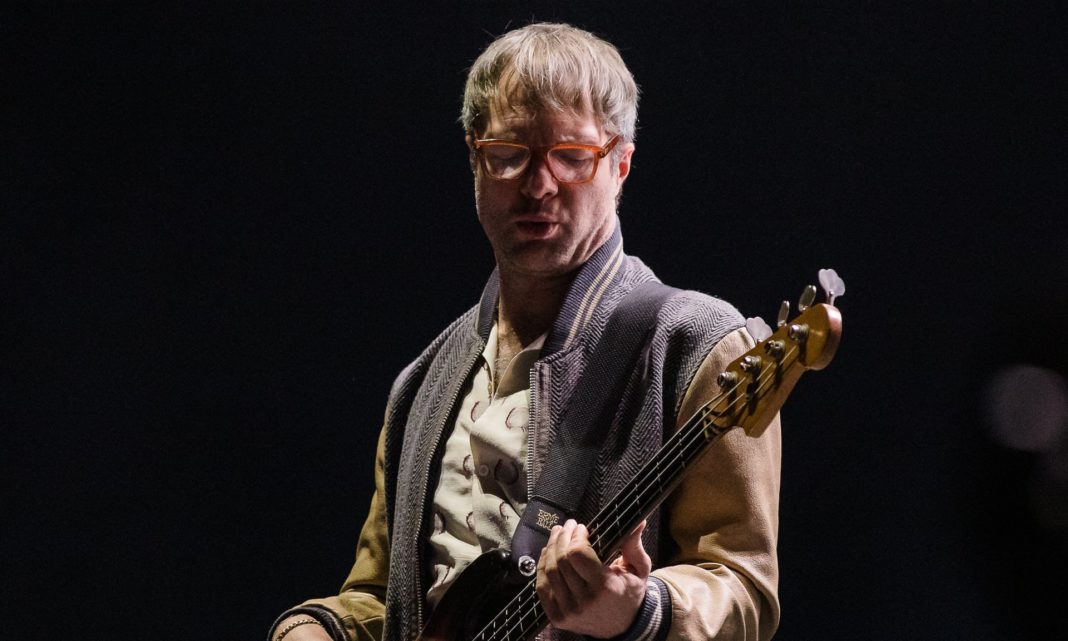3412 Basistul trupei Maroon 5, Mickey Madden, a fost arestat la Los Angeles, după ce a fost acuzat de violenţă domestică