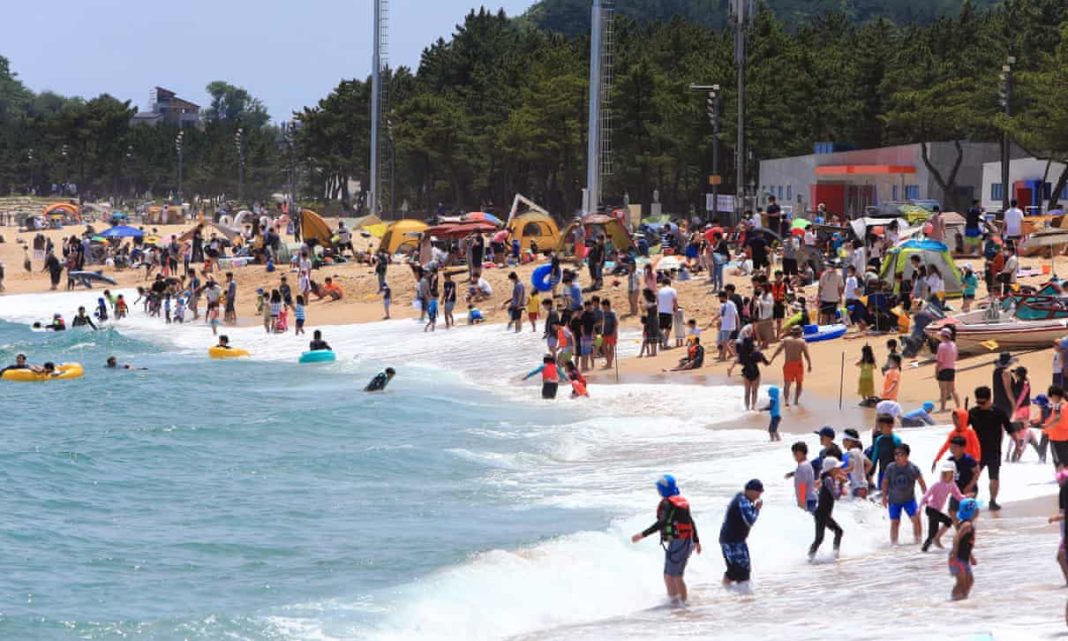 4608 Atmosfera de pe plaja Sokcho, la 130 km de Seul, Coreea de Sud. Fotografie: Yonhap / EPA