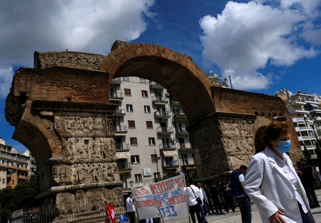 Grecia a anunţat marţi că masca va fi din nou obligatorie în magazine, bănci, servicii publice şi cvasitotalitatea locurilor închise,