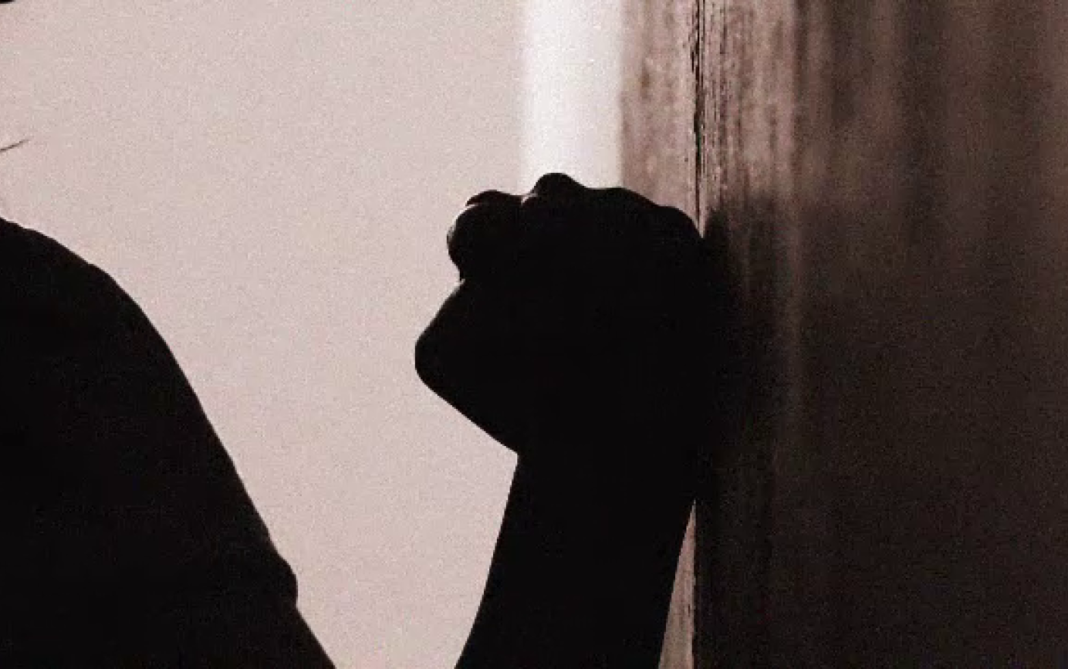 Soț încătușat după ce și-ar fi agresat fizic soția