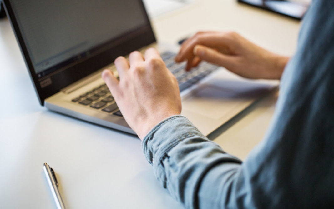 Legea prin care elevii și profesorii vor primi un laptop sau o tabletă, promulgată de Iohannis