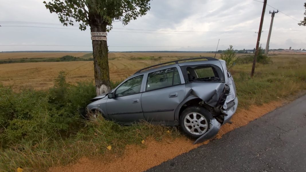 Un șofer de 73 de ani a ajuns cu mașina în pom, după ce a fost lovit de un șofer care nu a păstrat distanța regulamentară