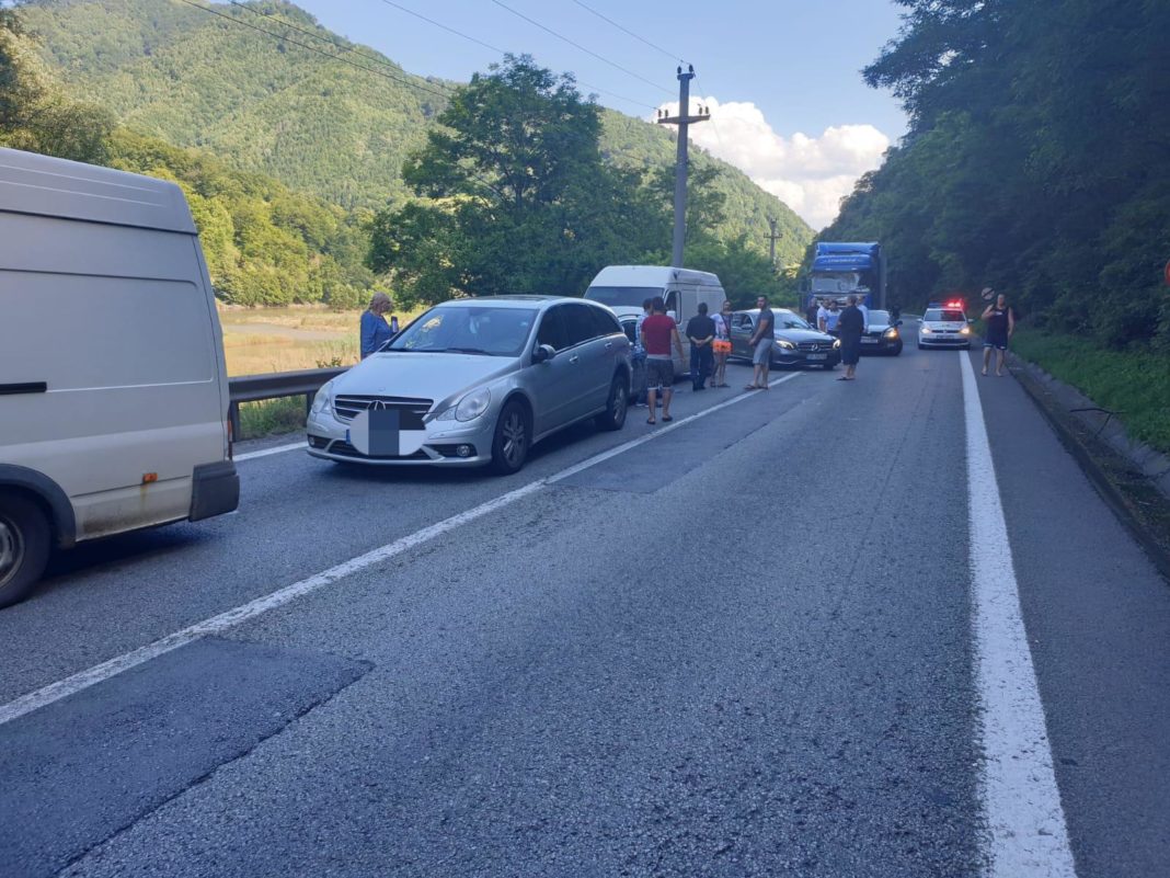 Tamponare între 5 autoturisme și un tir pe Valea Oltului