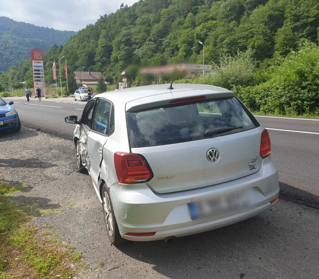 Patru persoane au fost rănite în urma coliziunii dintre cele două autoturisme