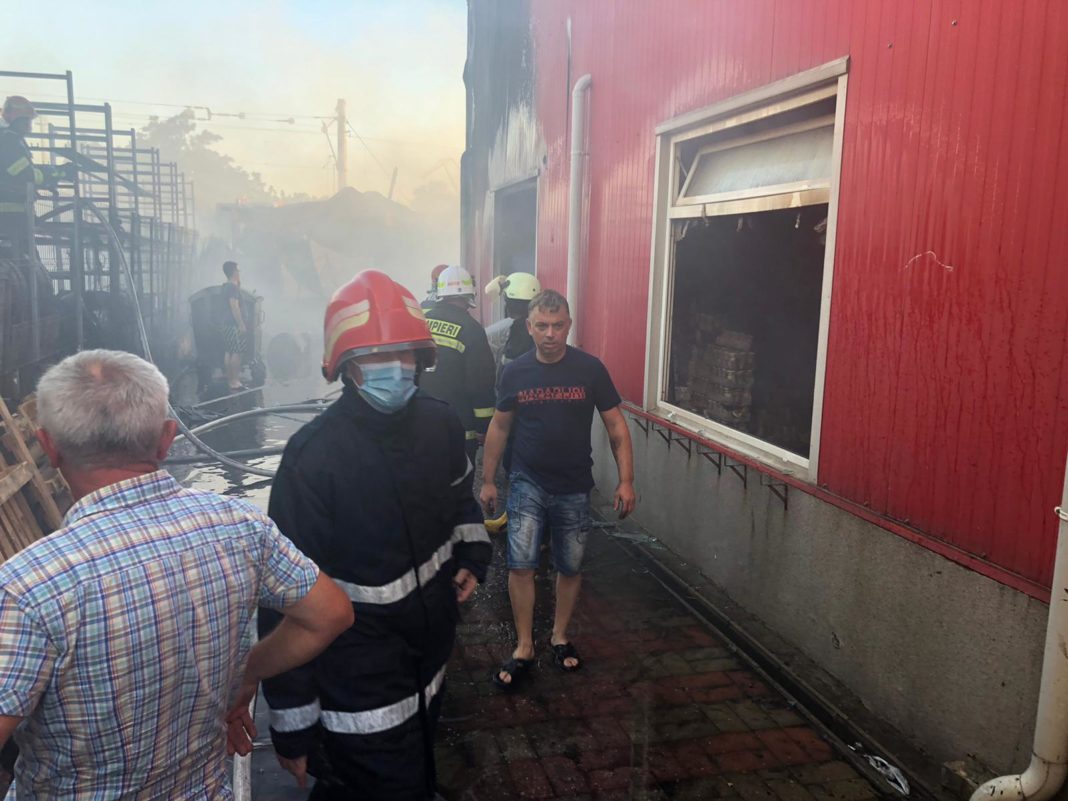 Un incendiu a izbucnit seara trecută la un service auto aflat pe Calea Timişoarei din municipiul Dr.Tr.Severin