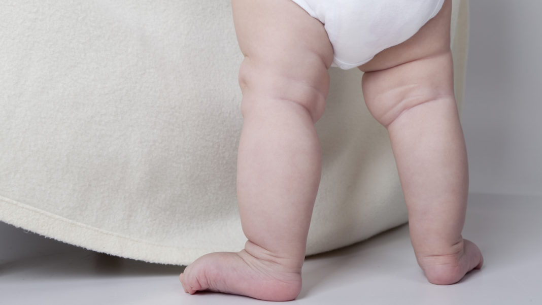 Un copil de un an și jumătate a fost abandonat într-un cărucior, în parcarea unui magazin