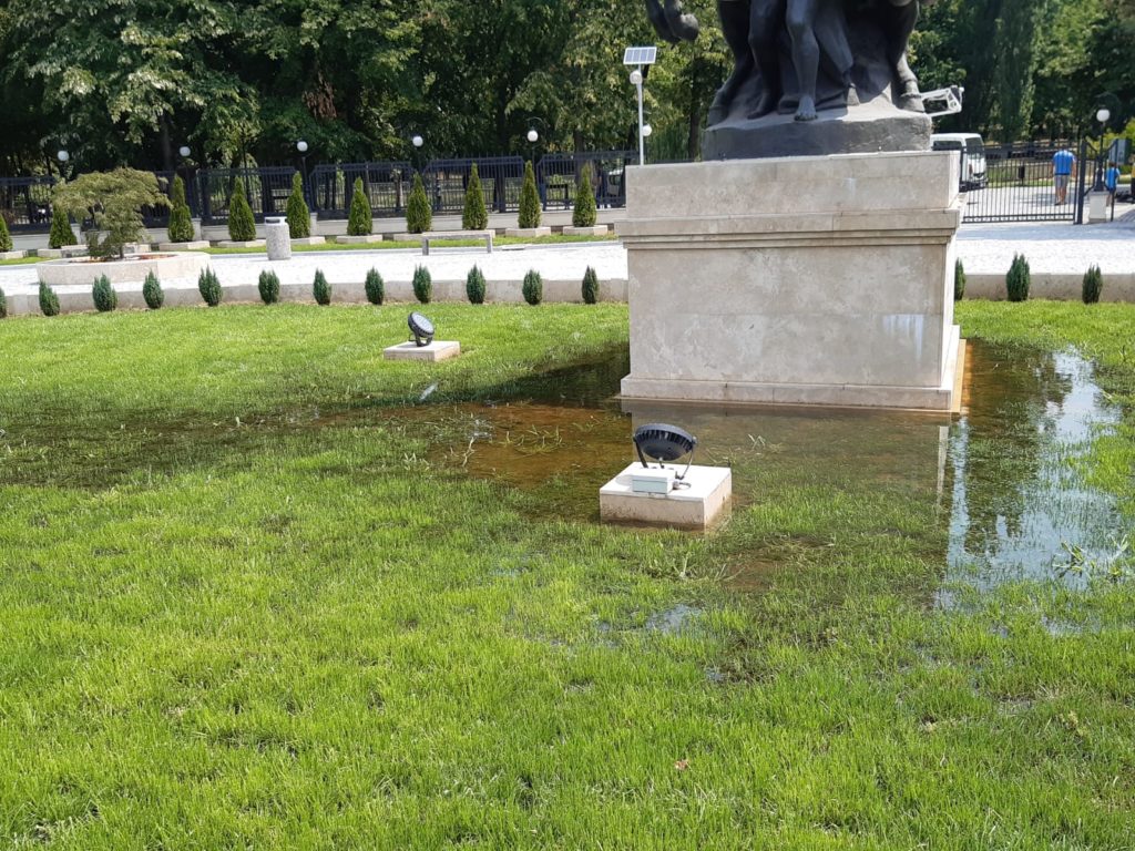 Statuia este înconjurată de apă/foto:Daniela Moise