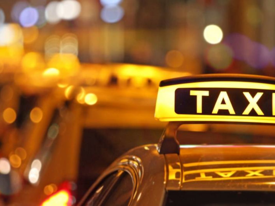 Taximetrist bătut de un alt șofer într-o stație de taxiuri