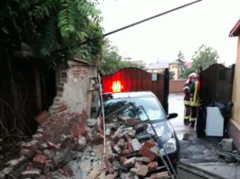 Zid vechi, prăbușit peste o țeavă de gaze și o mașină în urma ploii torențiale