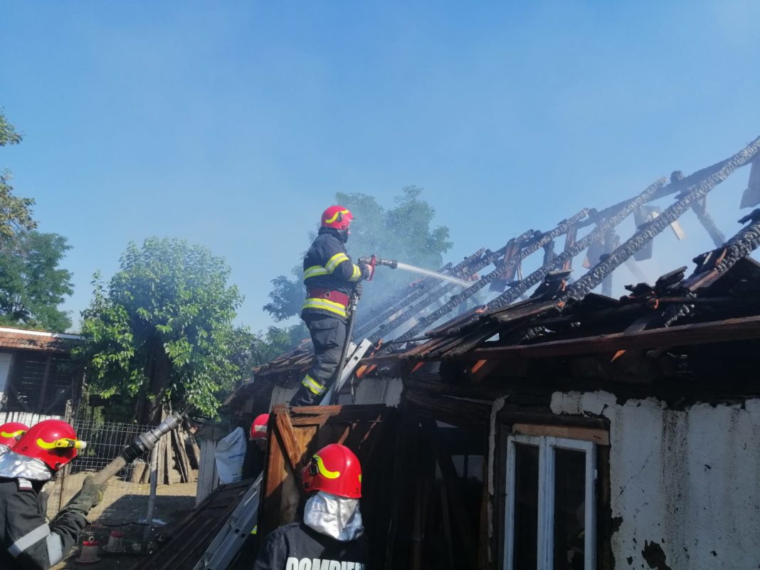 Incendiu la o anexă gospodărească din Scăești