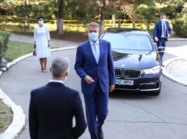 Președintele Iohannis a ajuns la Ford Craiova cu BMW-ul