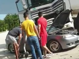 Un tânăr de 31 de ani , din Cristur, jufdețul Hunedoara, a murit după ce un stâlp de beton lovit de un TIR a căzut peste mașina lui