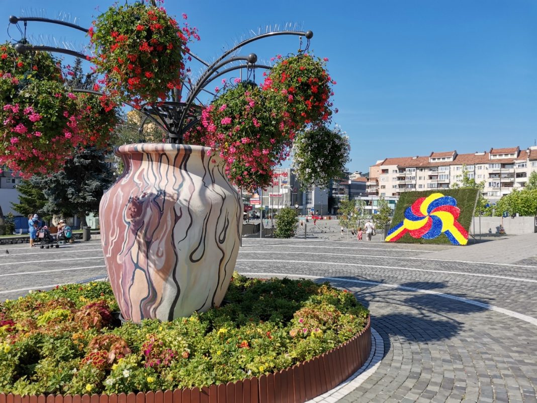 Cu ocazia Zilei Imnului Naţional, Pieţe Prest Râmnicu Vâlcea a realizat un aranjament floral tricolor deosebit în Scuarul Mircea cel Bătrân din Râmnicu Vâlcea