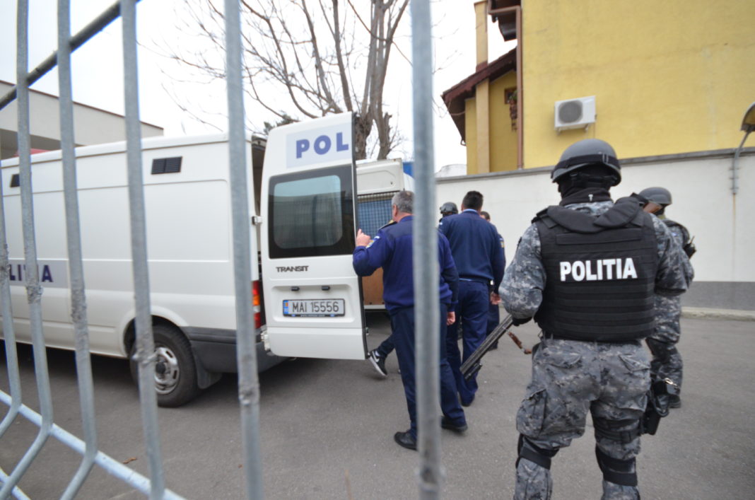 Opt craioveni, reținuti de polițiști pentru că și-au dat în cap pe stradă de Paște