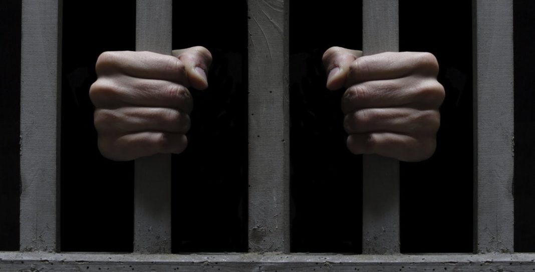 Bărbat arestat după ce și-a agresat sexual nepoatele