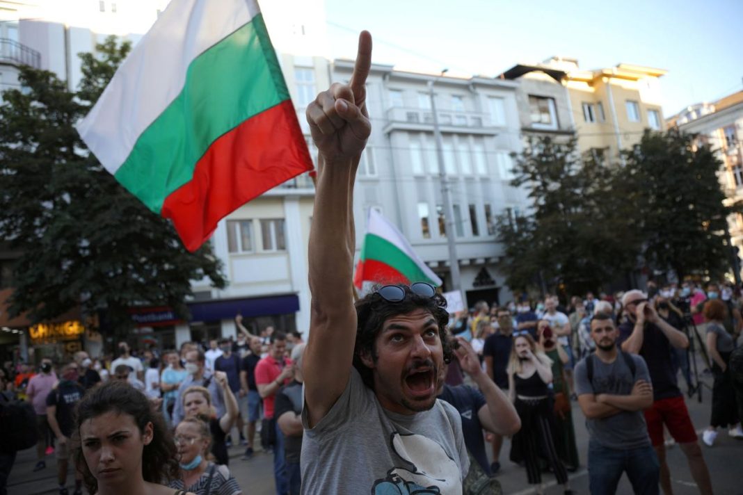 Thousands call on Bulgarian government to resign in anti-graft protests