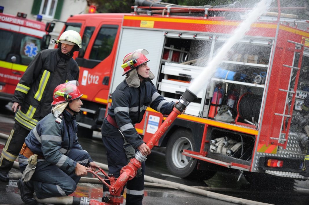 20 de persoane, evacuate dintr-un bloc din Târnaveni în urma unui incendiu