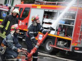 20 de persoane, evacuate dintr-un bloc din Târnaveni în urma unui incendiu