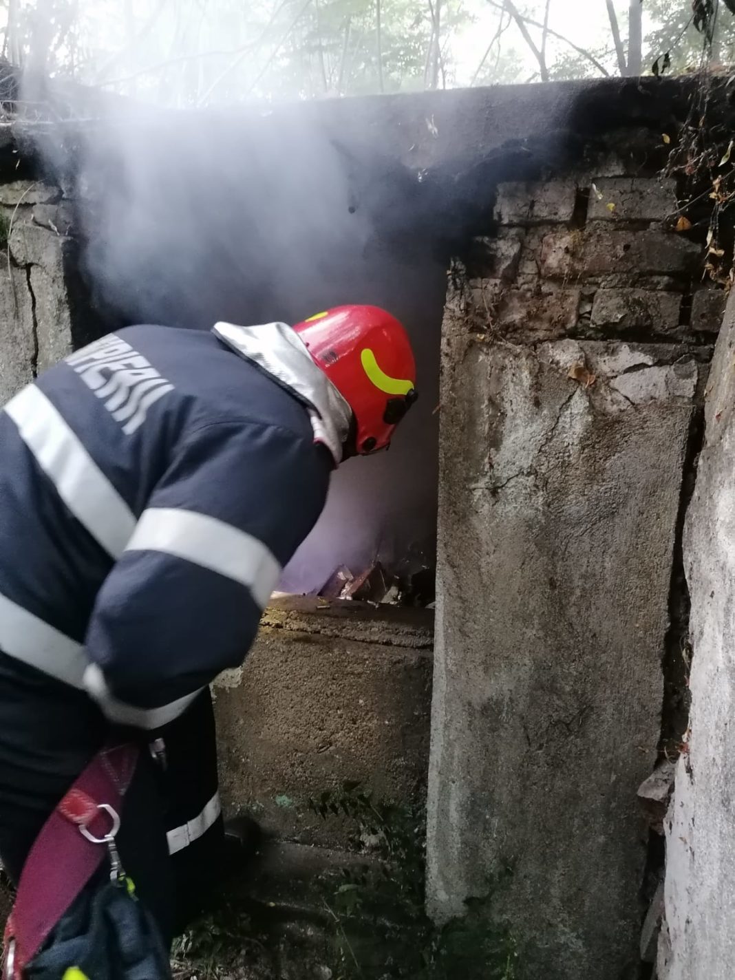 Pompierii mehedințeni au intervenit cu două autospeciale cu apă și spumă pentru stingerea unui incendiu izbucnit la o clădire părăsită