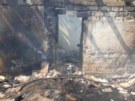 Un incendiu s-a propagat de la vegetația uscată la o casă nelocuită, cu suprafața de aproximativ 30 de metri