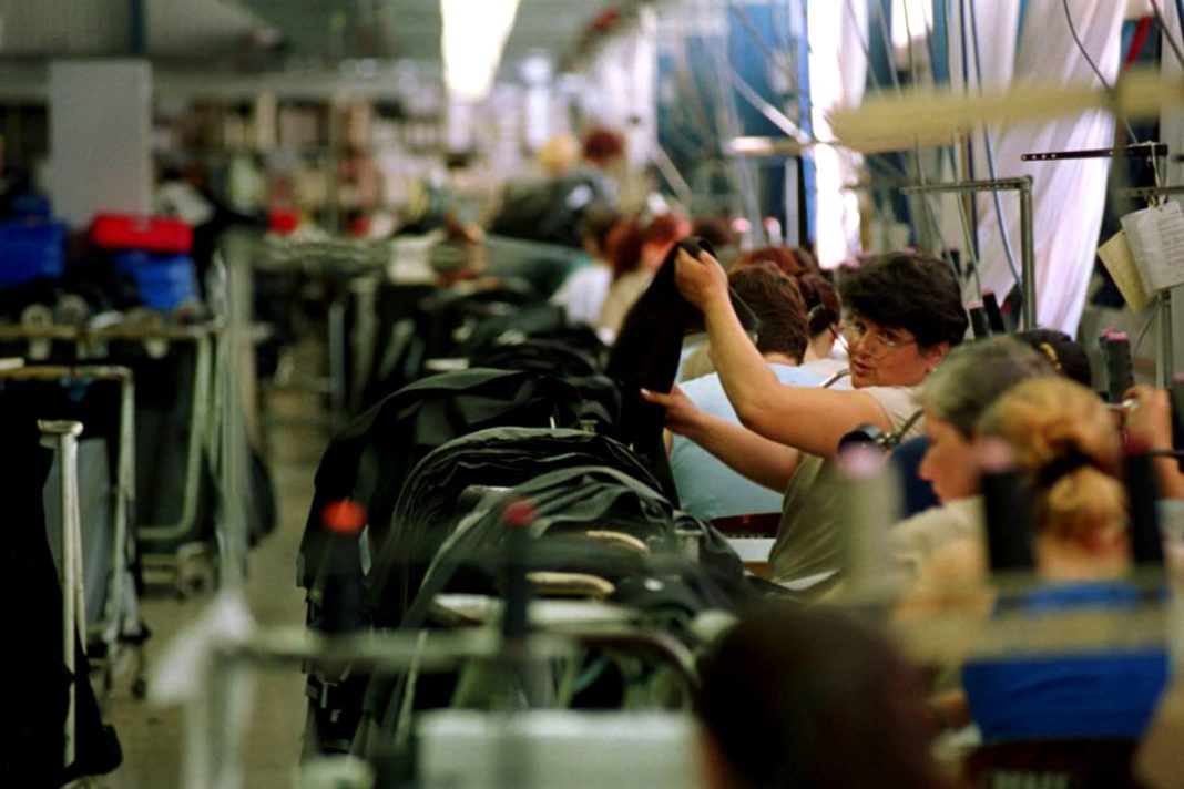 Un focar de coronavirus a fost depistat la o fabrică de confecţii din Brăila cu aproape 500 de angajaţi