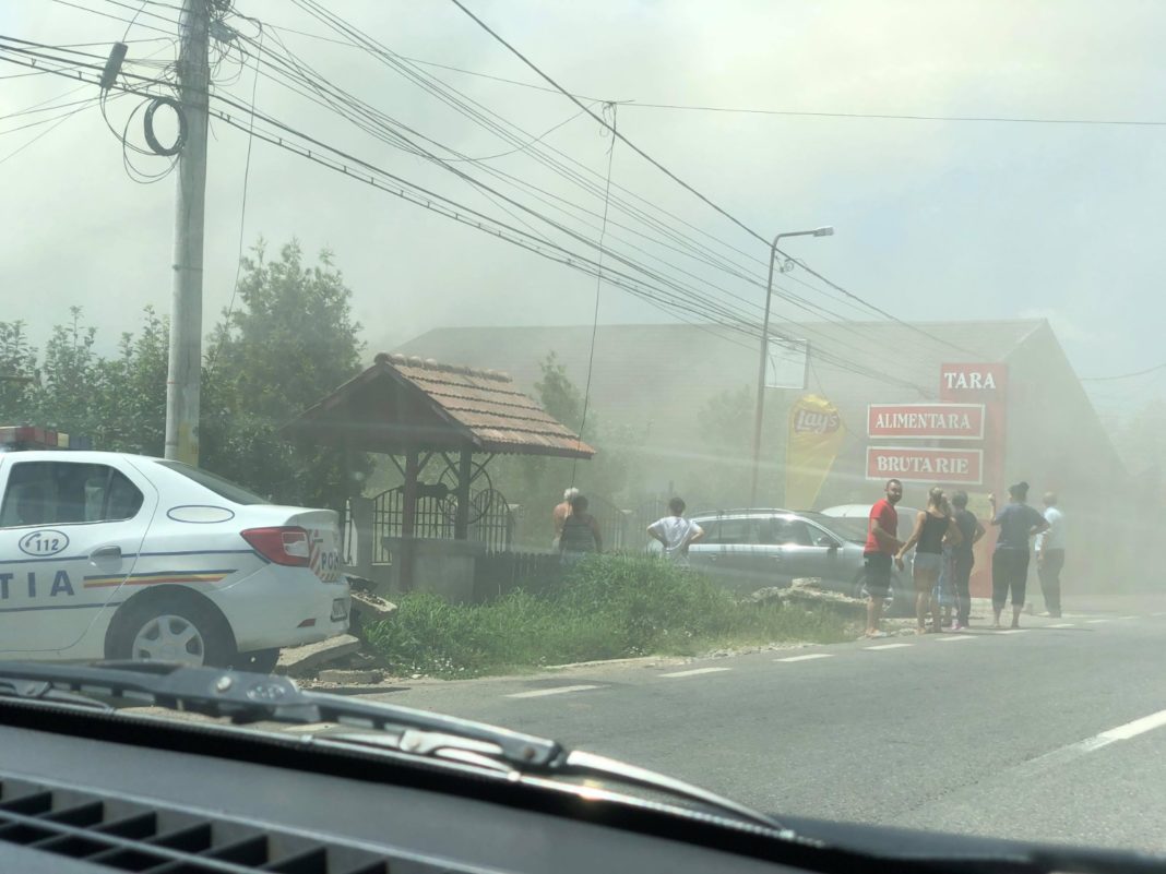 Incendiu violent la acoperișul Complexului comercial Tara