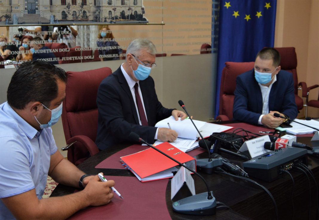 La Consiliul Judeţean Dolj a fost semnat, ieri, contractul de lucrări privind modernizarea DJ 561A, tronsonul Giurgiţa - Moţăţei
