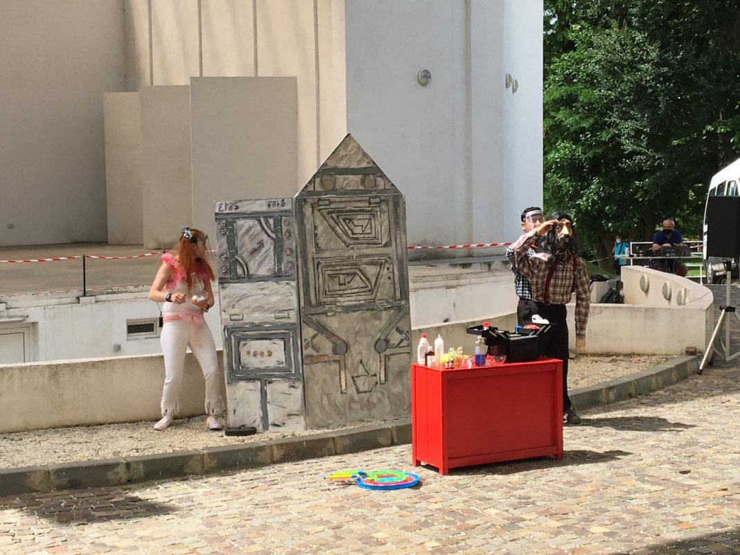 Teatrul pentru copii și tineret Colibri Craiova prezintă, în week-end, pe esplanada instituiției spectacolul Profesorul distrat