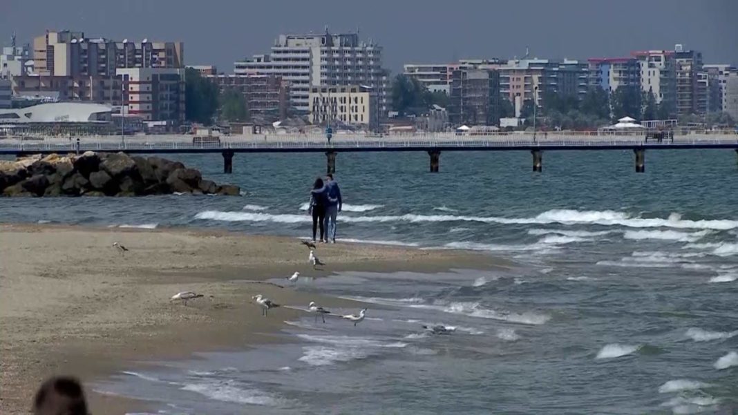 Masca de protecție devine obligatorie de la 1 august în zonele de promenadă din toate stațiunile din Constanța, între orele 18-24