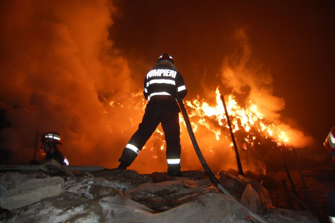 Incendiu la un centru comercial din Iași