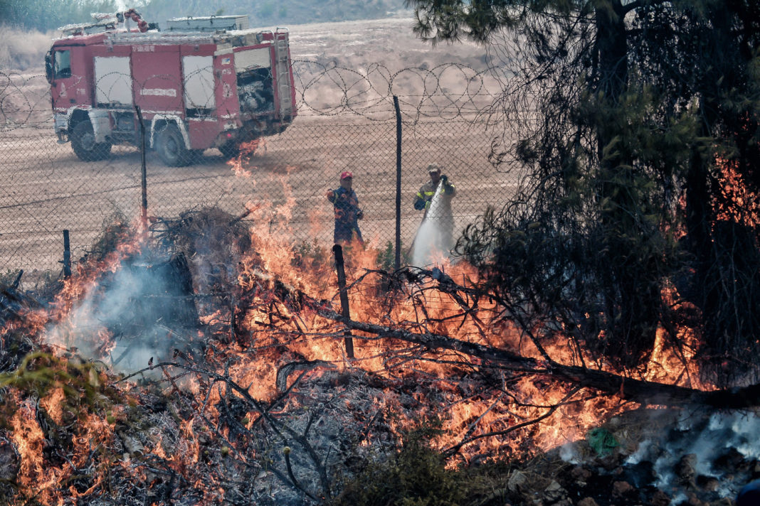 Sute de copii au fost evacuațidintr-o tabără de vară în Grecia, ca măsură de precauție, după ce un incendiu forestier a izbucnit în apropiere de Corint