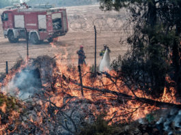 Sute de copii au fost evacuațidintr-o tabără de vară în Grecia, ca măsură de precauție, după ce un incendiu forestier a izbucnit în apropiere de Corint