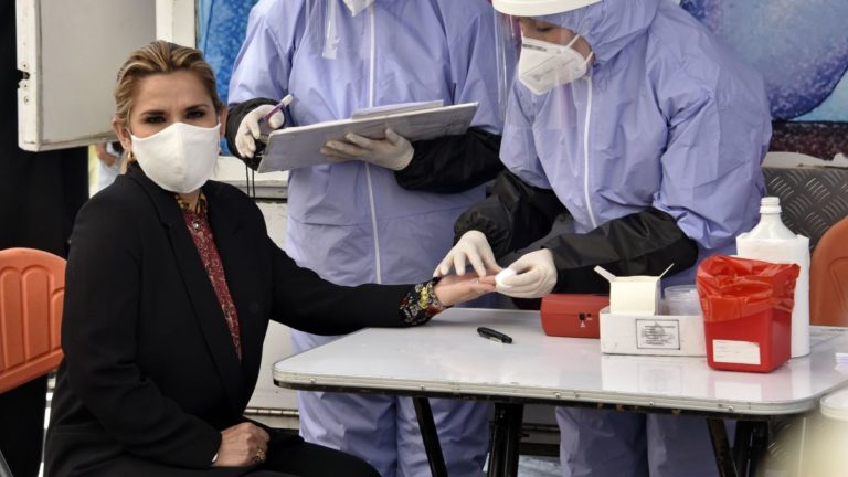 Încă un președinte bolnav de coronavirus